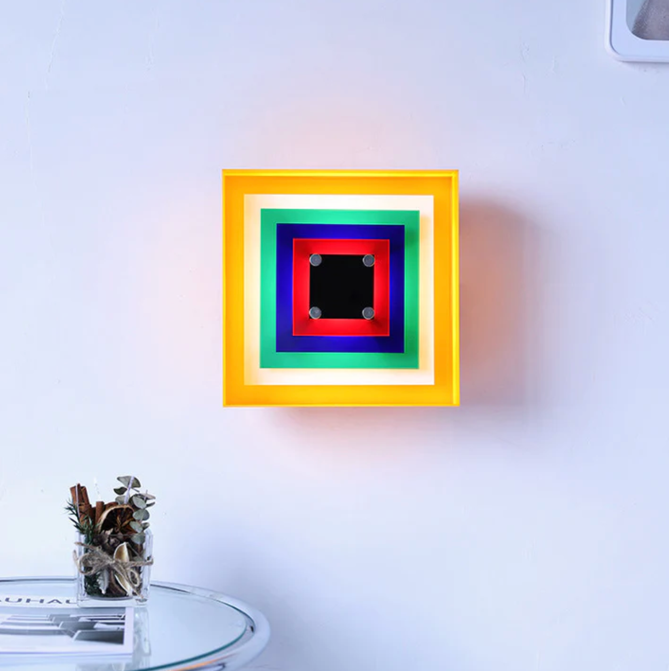 Designerski kinkiet ścienny Geometry — kolorowa lampa dekoracyjna z łańcuszkiem | Norivo Norivo