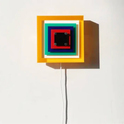 Designerski kinkiet ścienny Geometry — kolorowa lampa dekoracyjna z łańcuszkiem | Norivo Norivo