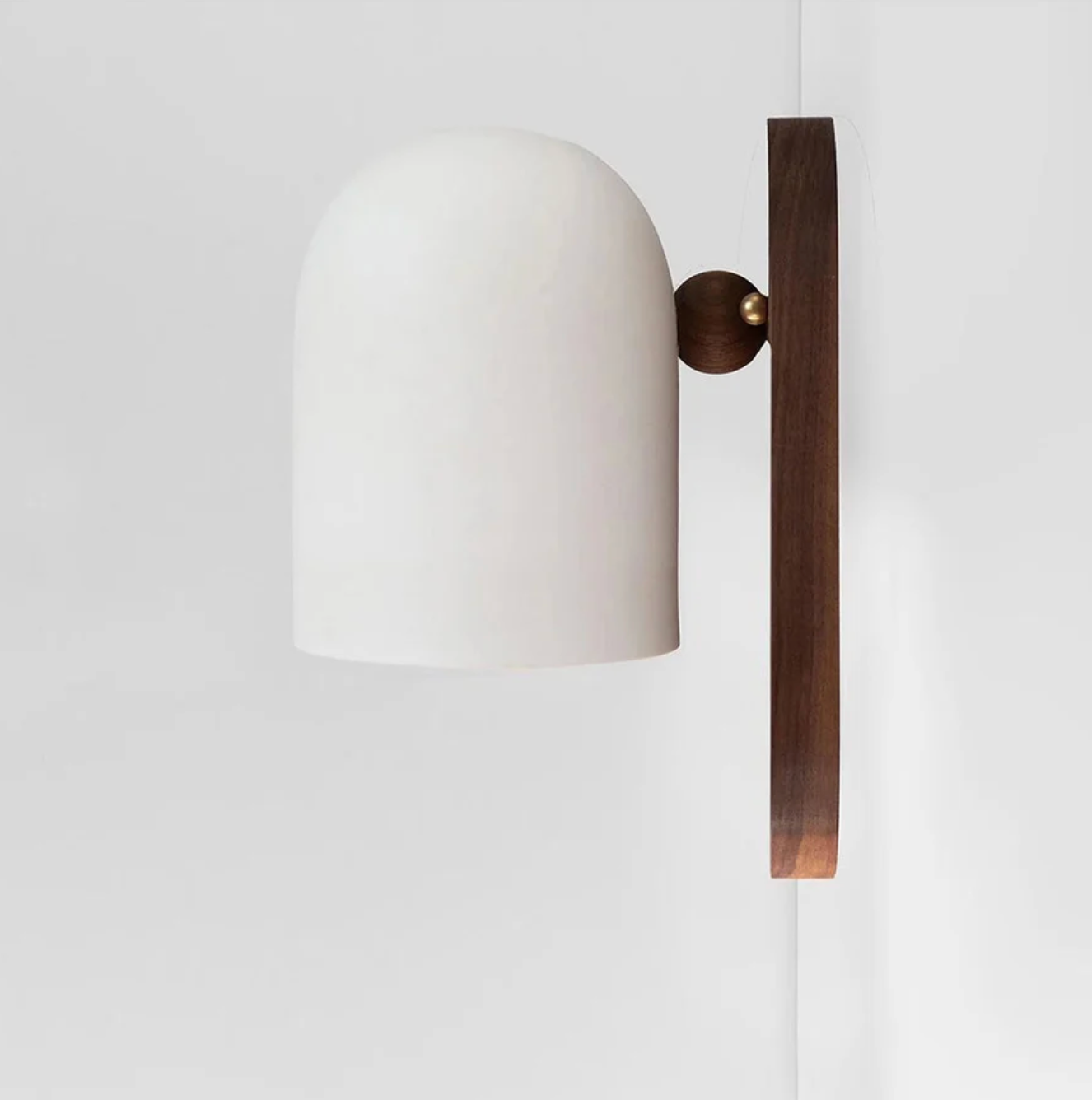 Nowoczesny kinkiet ścienny z drewnianą podstawą — minimalistyczna lampa nordycka | Norivo Norivo