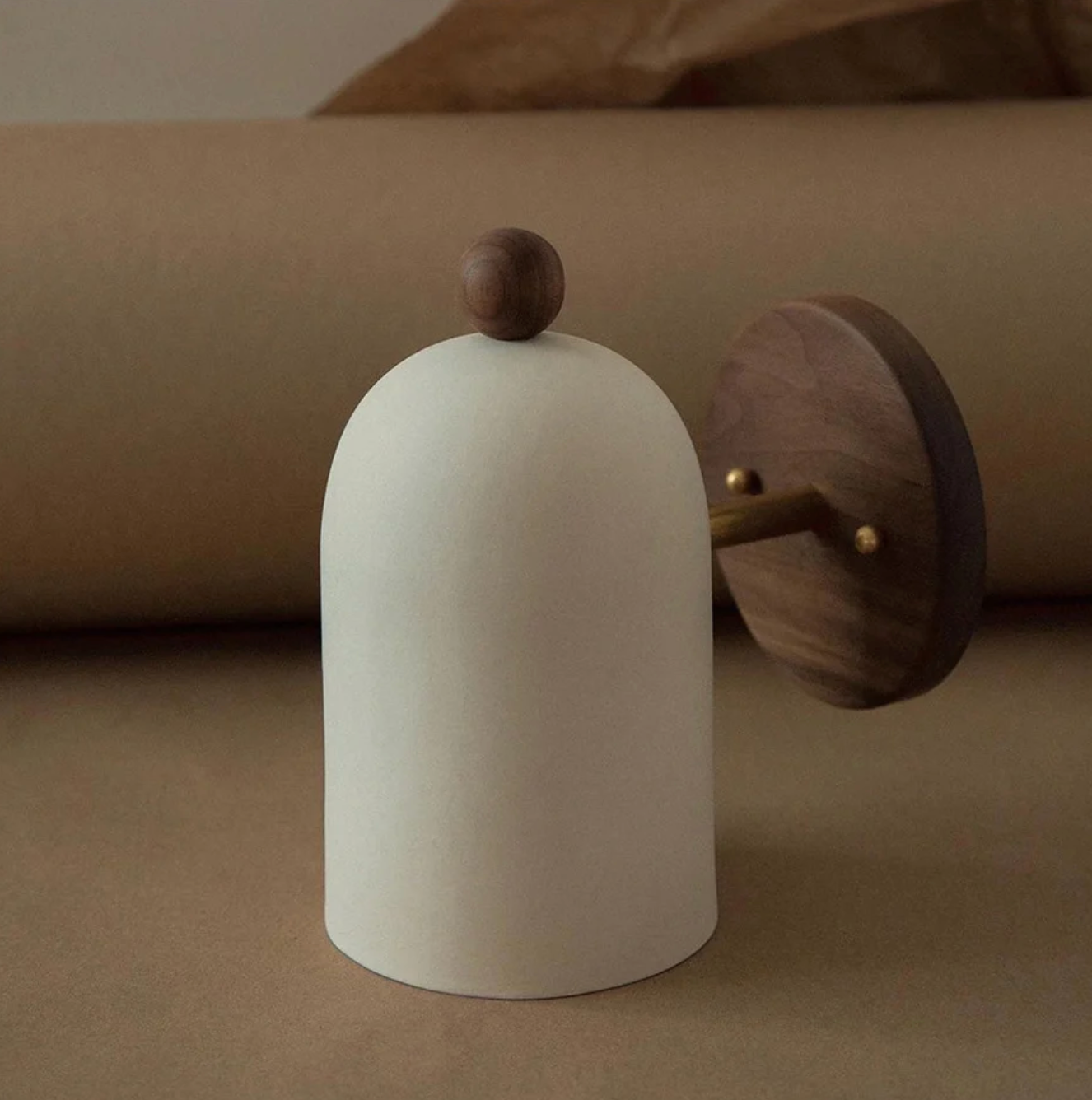 Nowoczesny kinkiet ścienny z drewnianą podstawą — minimalistyczna lampa nordycka | Norivo Norivo