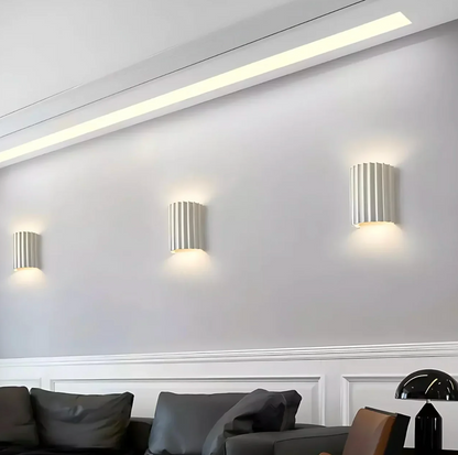 Nowoczesny kinkiet ścienny z żebrowaną strukturą — lampa LED CCT, 4 kolory | Norivo Norivo