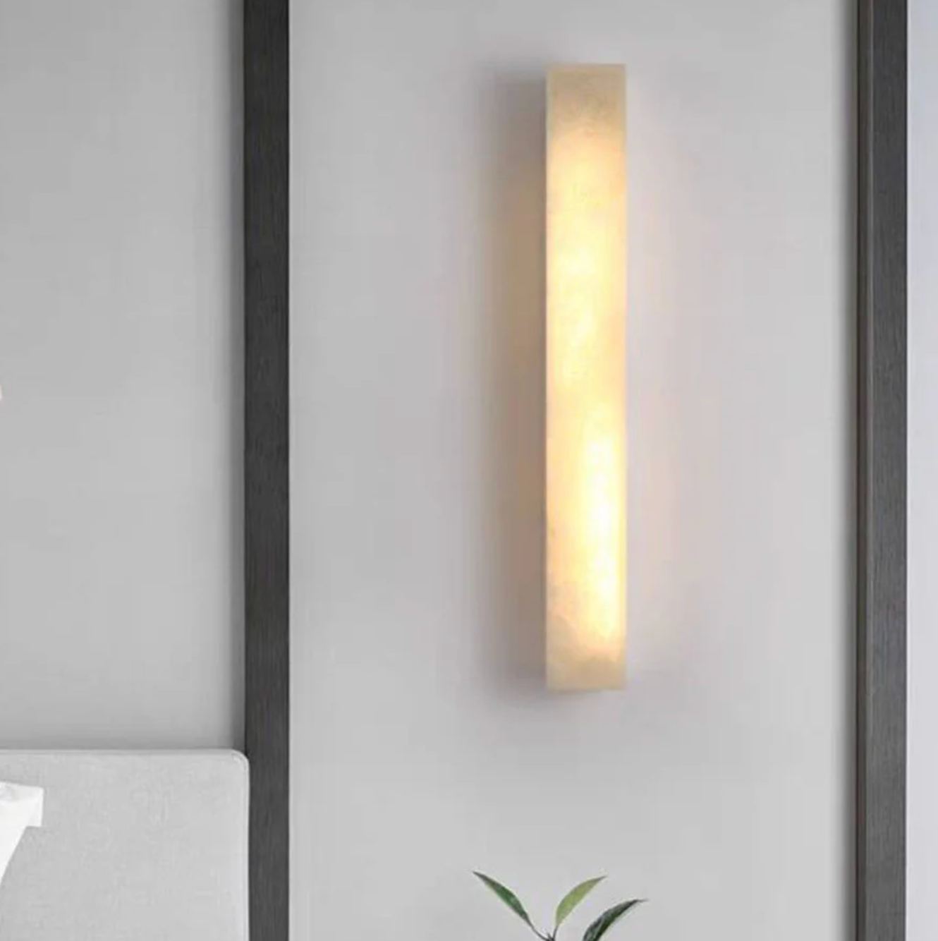 Kinkiet ścienny LED z kamienia naturalnego — pionowa lampa premium z alabastru | Norivo Norivo