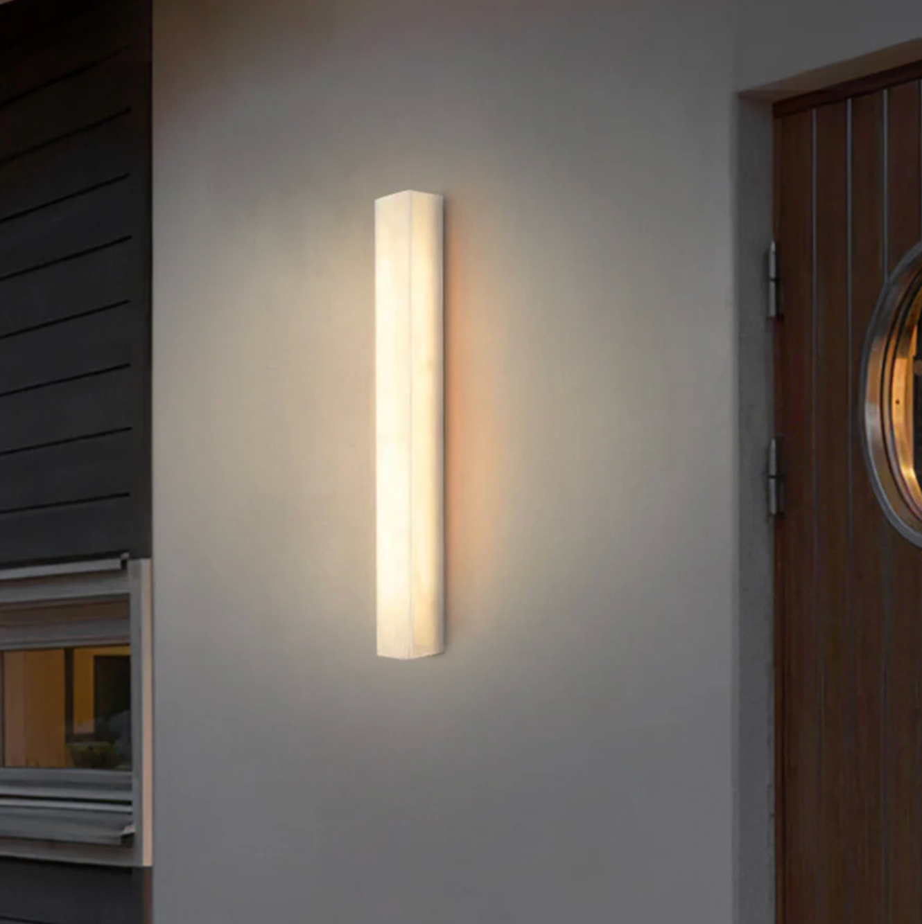 Kinkiet ścienny LED z kamienia naturalnego — pionowa lampa premium z alabastru | Norivo Norivo