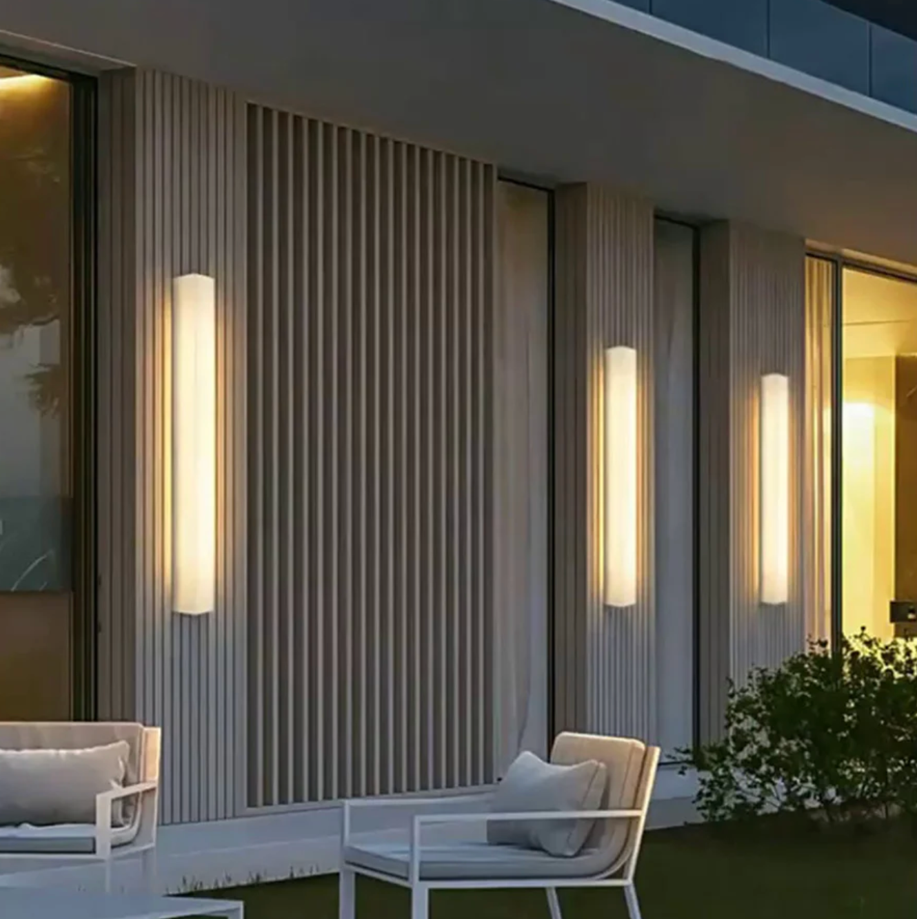 Kinkiet ścienny LED z kamienia naturalnego — pionowa lampa premium z alabastru | Norivo Norivo