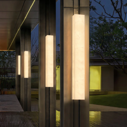 Kinkiet ścienny LED z kamienia naturalnego — pionowa lampa premium z alabastru | Norivo Norivo