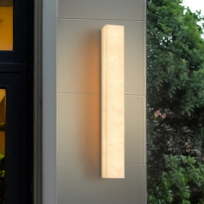 Kinkiet ścienny LED z kamienia naturalnego — pionowa lampa premium z alabastru | Norivo Norivo