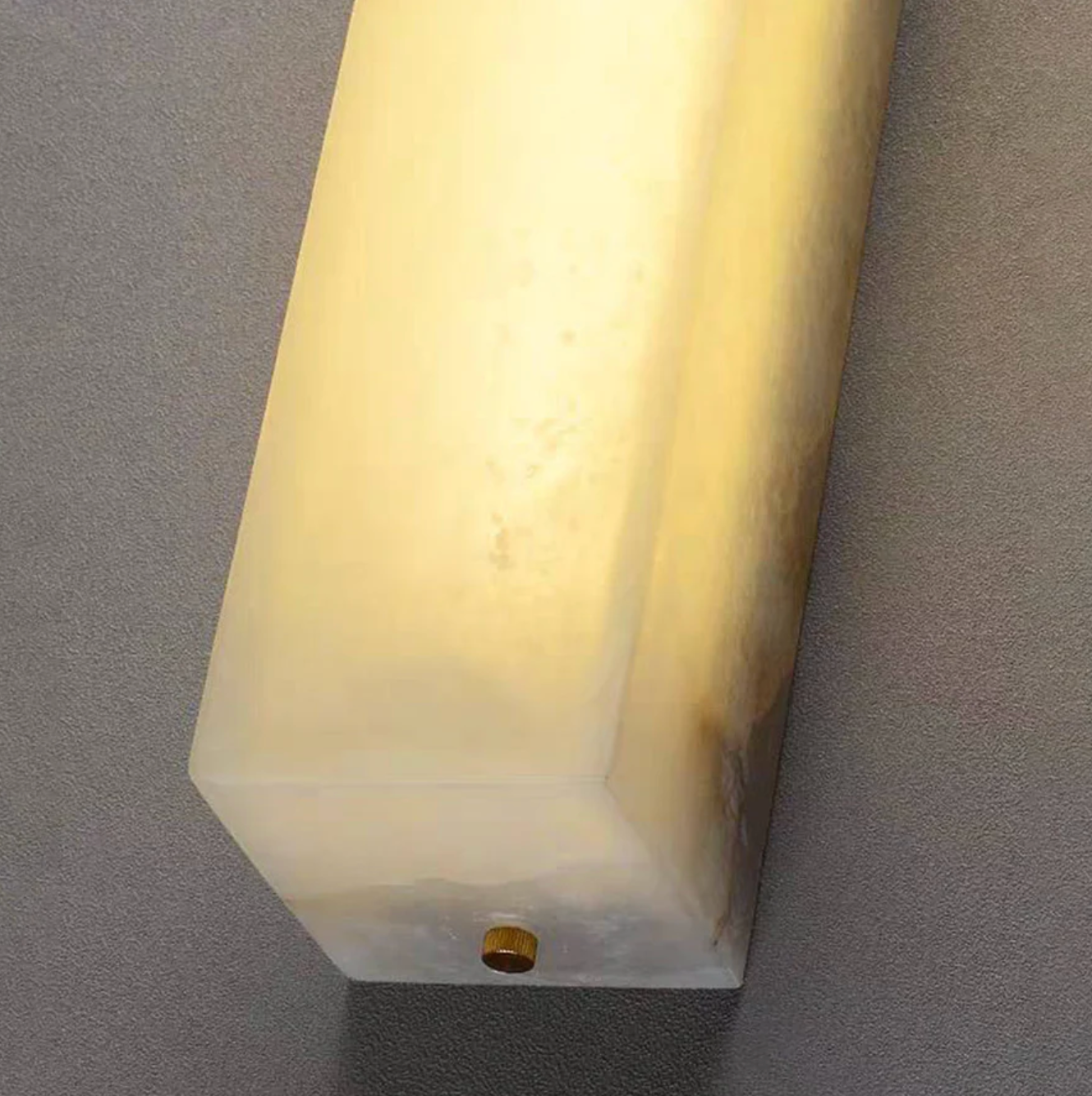 Kinkiet ścienny LED z kamienia naturalnego — pionowa lampa premium z alabastru | Norivo Norivo