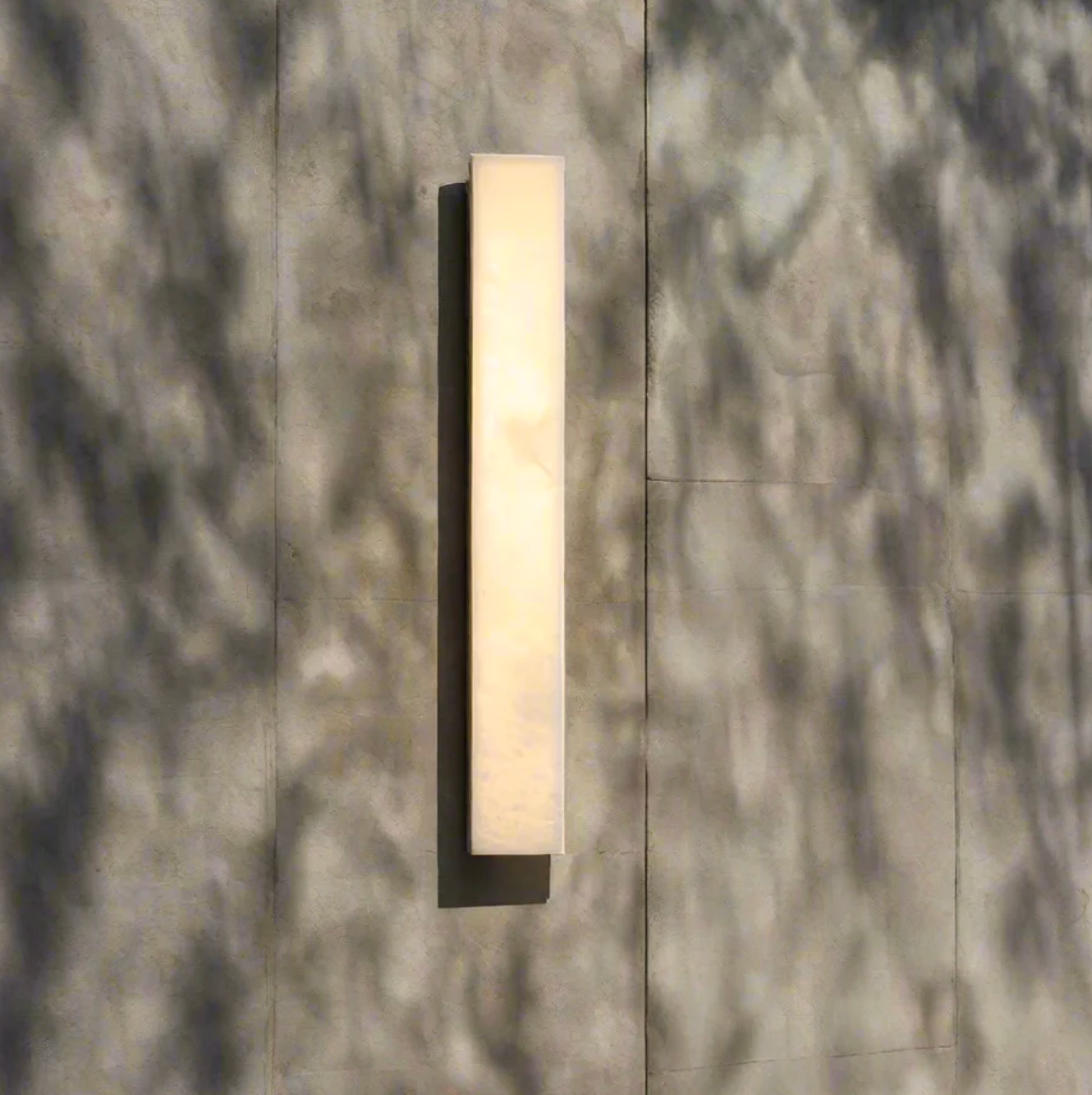 Kinkiet ścienny LED z kamienia naturalnego — pionowa lampa premium z alabastru | Norivo Norivo
