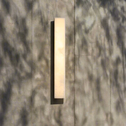 Kinkiet ścienny LED z kamienia naturalnego — pionowa lampa premium z alabastru | Norivo Norivo