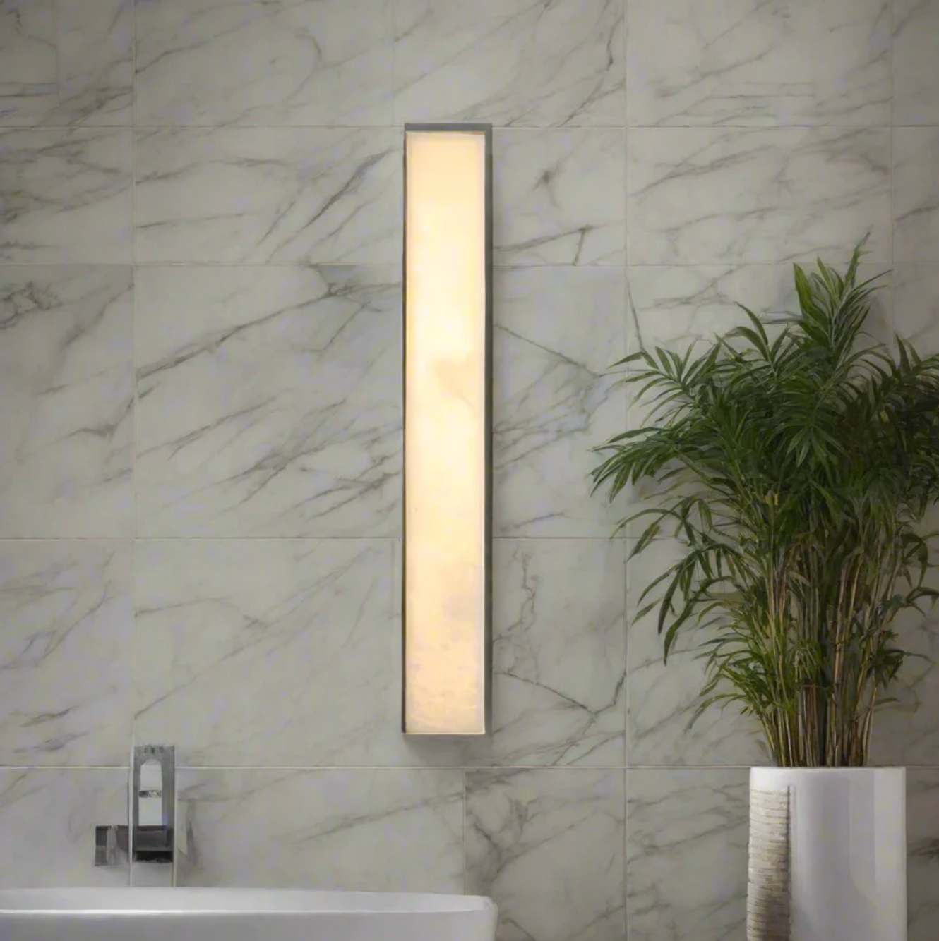 Kinkiet ścienny LED z kamienia naturalnego — pionowa lampa premium z alabastru | Norivo Norivo