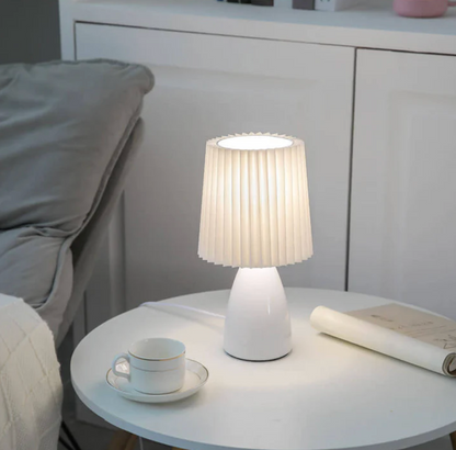 Klasyczna lampa stołowa z plisowanym abażurem — szkło i tkanina, 2 kolory | Norivo Norivo