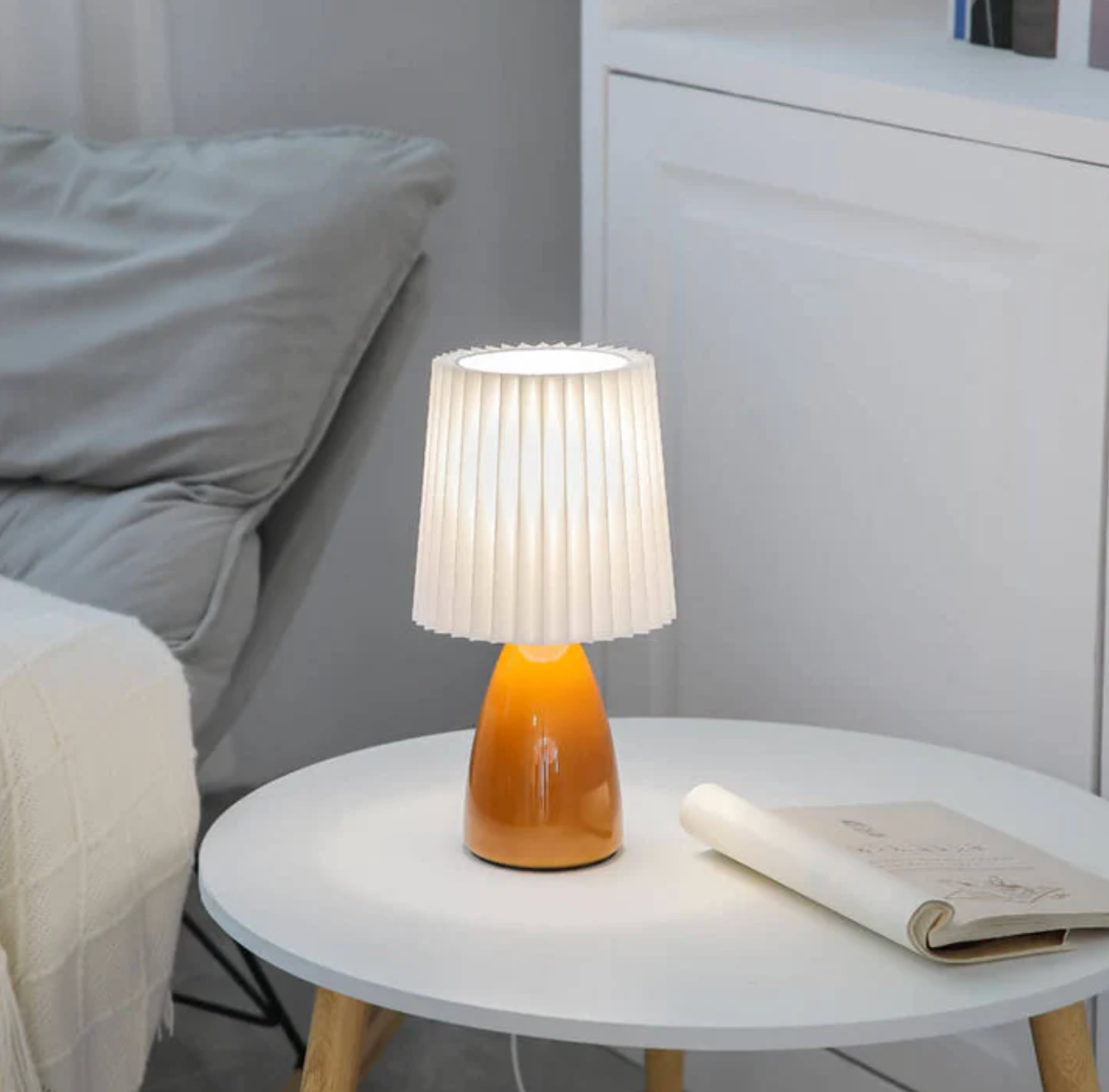 Klasyczna lampa stołowa z plisowanym abażurem — szkło i tkanina, 2 kolory | Norivo Norivo