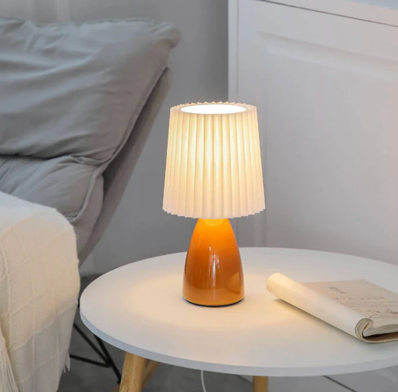 Klasyczna lampa stołowa z plisowanym abażurem — szkło i tkanina, 2 kolory | Norivo Norivo
