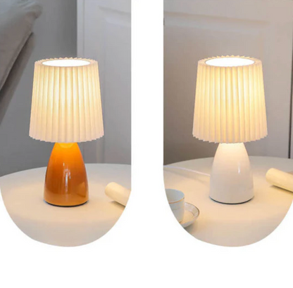 Klasyczna lampa stołowa z plisowanym abażurem — szkło i tkanina, 2 kolory | Norivo Norivo