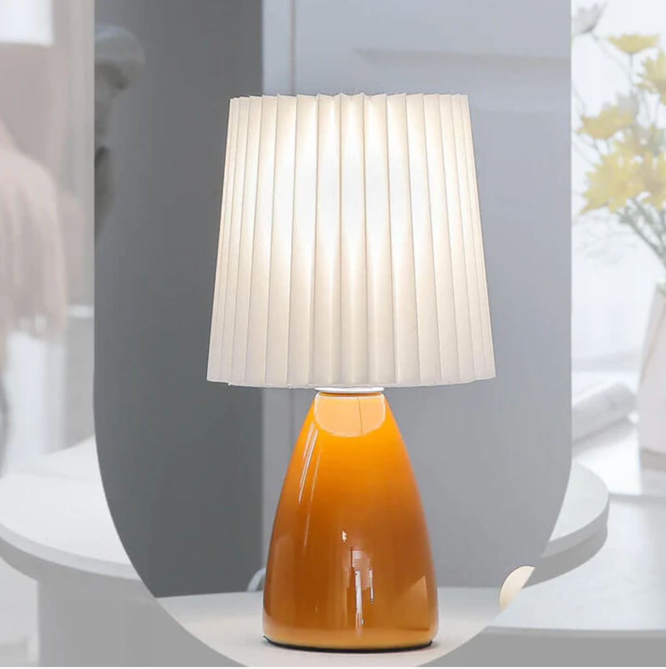 Klasyczna lampa stołowa z plisowanym abażurem — szkło i tkanina, 2 kolory | Norivo Norivo