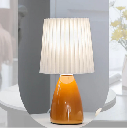 Klasyczna lampa stołowa z plisowanym abażurem — szkło i tkanina, 2 kolory | Norivo Norivo