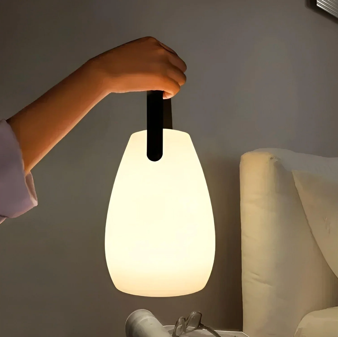 Przenośna lampka LED RGB z pilotem — ładowanie USB, 16 kolorów, 4 style | Norivo Norivo