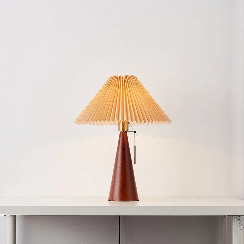 Lampa stołowa z plisowanym kloszem — drewniana podstawa, styl skandynawski | Norivo Norivo