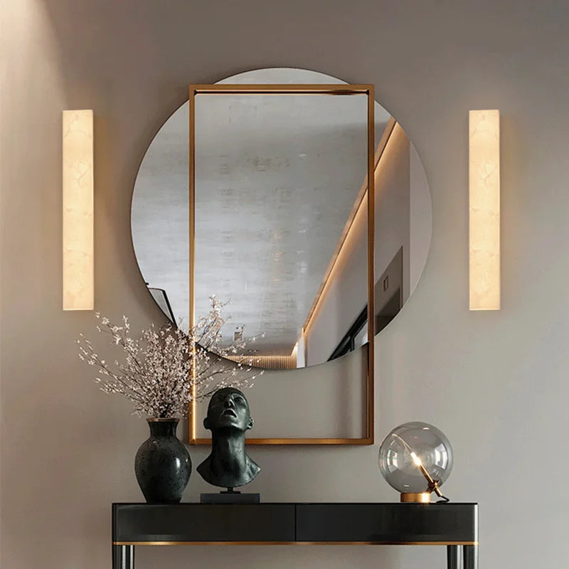 Kinkiet ścienny LED z kamienia naturalnego — pionowa lampa premium z alabastru | Norivo Norivo