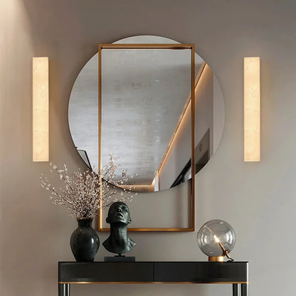 Kinkiet ścienny LED z kamienia naturalnego — pionowa lampa premium z alabastru | Norivo Norivo