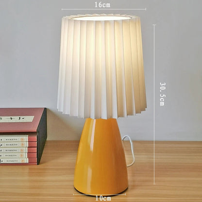 Klasyczna lampa stołowa z plisowanym abażurem — szkło i tkanina, 2 kolory | Norivo Norivo