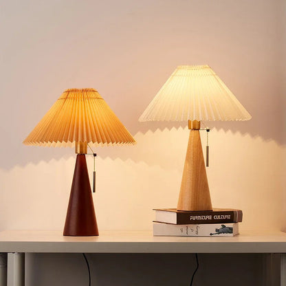 Lampa stołowa z plisowanym kloszem — drewniana podstawa, styl skandynawski | Norivo Norivo
