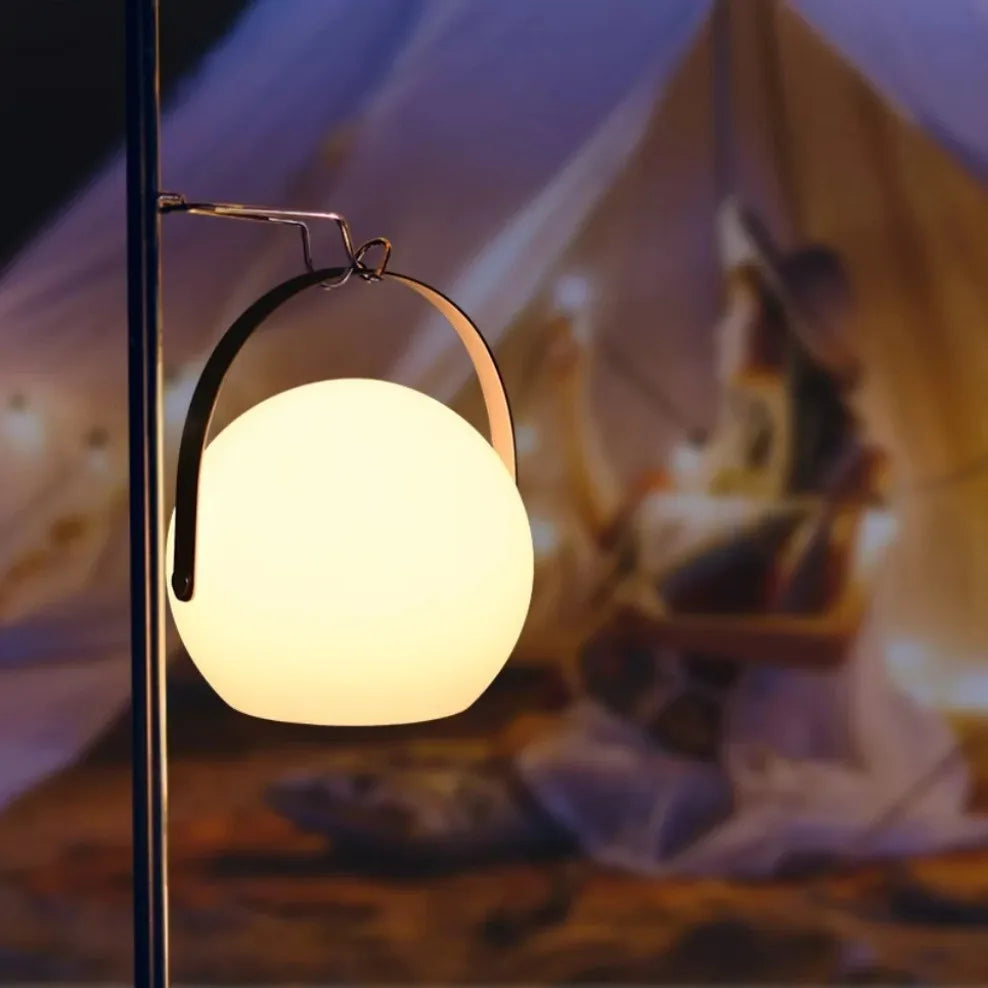 Przenośna lampka LED RGB z pilotem — ładowanie USB, 16 kolorów, 4 style | Norivo Norivo