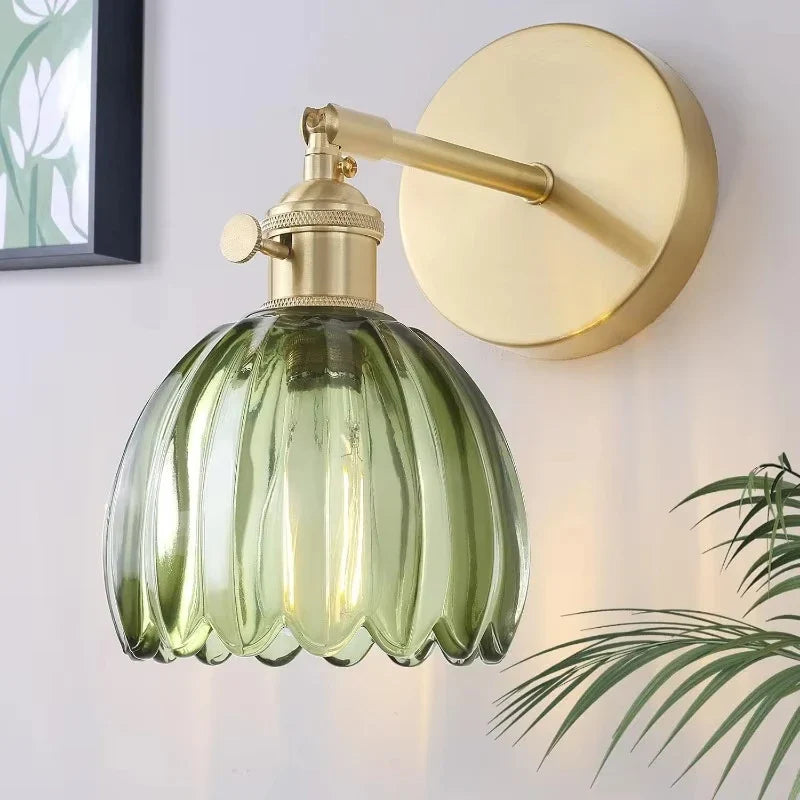 Lampa ścienna retro w kształcie tulipana — kinkiet ze szklanym kloszem i złotym wykończeniem | Norivo Norivo