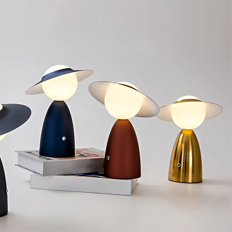 Designerska lampka nocna LED — postać z kapeluszem, metalowa, 3 kolory | Norivo Norivo