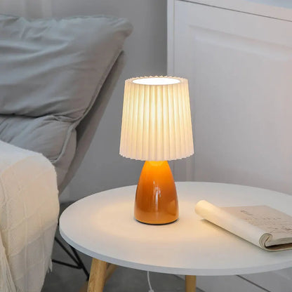 Klasyczna lampa stołowa z plisowanym abażurem — szkło i tkanina, 2 kolory | Norivo Norivo