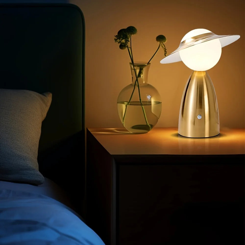 Designerska lampka nocna LED — postać z kapeluszem, metalowa, 3 kolory | Norivo Norivo
