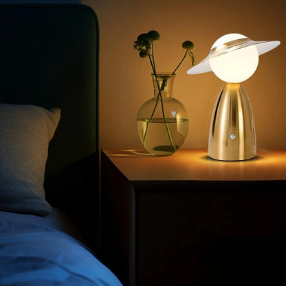 Designerska lampka nocna LED — postać z kapeluszem, metalowa, 3 kolory | Norivo Norivo