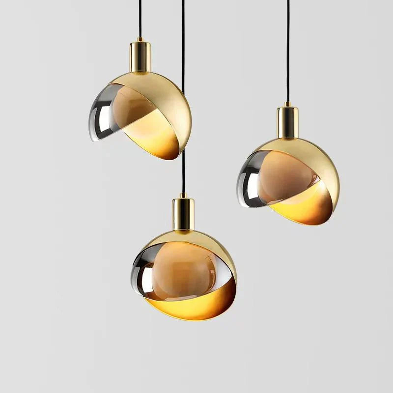 Lampa wisząca LED — złoto i dymione szkło | Norivo Norivo