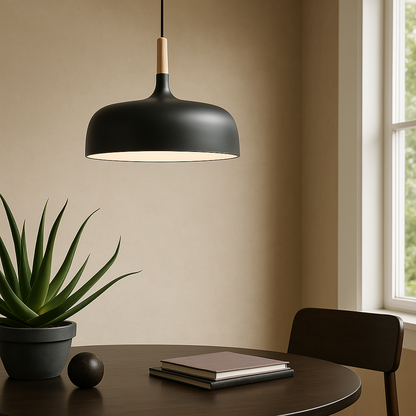 Metalowa lampa wisząca z drewnianym akcentem — styl skandynawski | Norivo Norivo