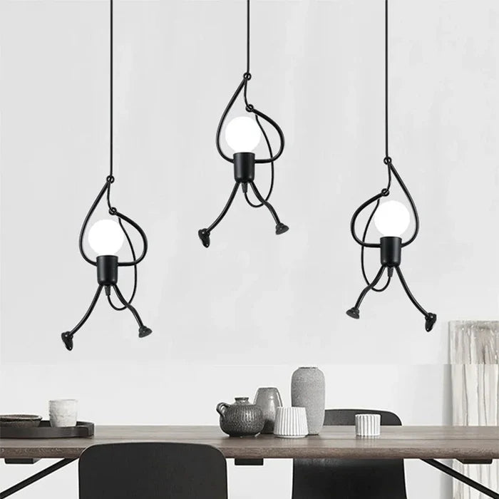 Lampa wisząca z motywem wspinającej się postaci — artystyczna oprawa | Norivo Norivo