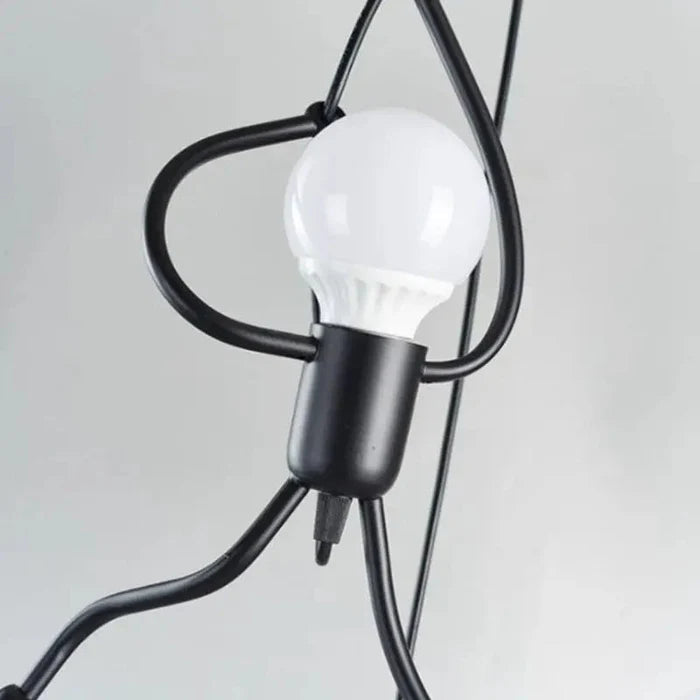 Lampa wisząca z motywem wspinającej się postaci — artystyczna oprawa | Norivo Norivo