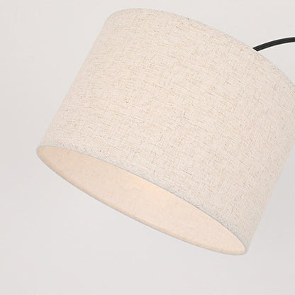 Lampa łukowa w salonie