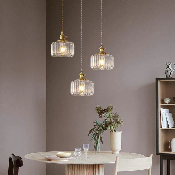 Szklana lampa wisząca vintage — ryflowany klosz, złote wykończenie | Norivo Norivo