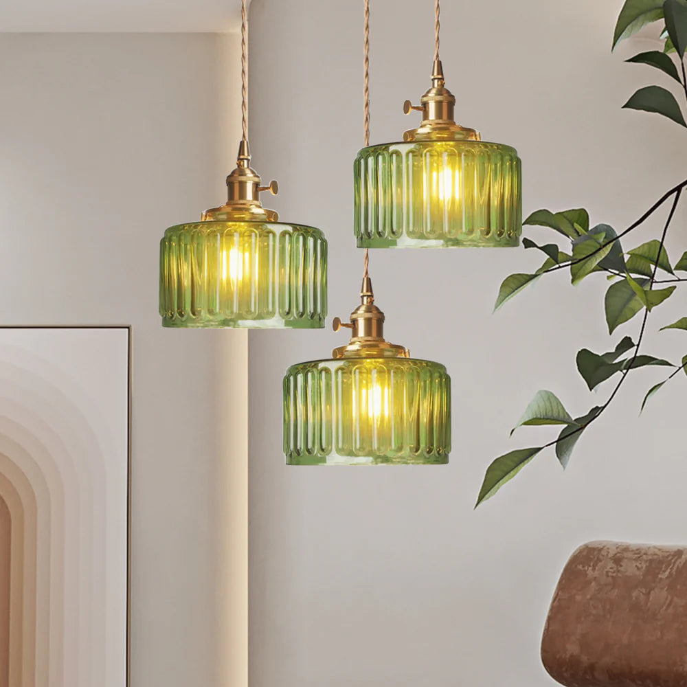 Szklana lampa wisząca vintage — ryflowany klosz, złote wykończenie | Norivo Norivo