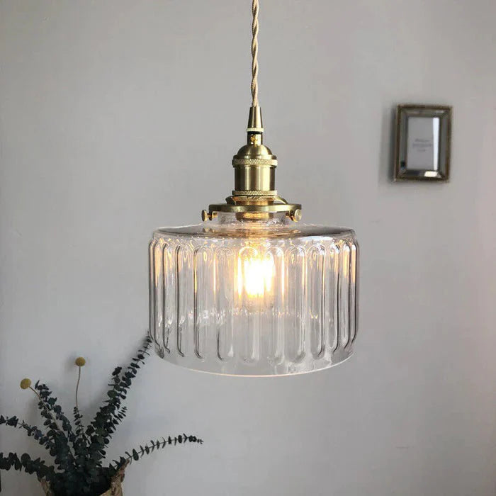 Szklana lampa wisząca vintage — ryflowany klosz, złote wykończenie | Norivo Norivo