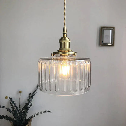 Szklana lampa wisząca vintage — ryflowany klosz, złote wykończenie | Norivo Norivo