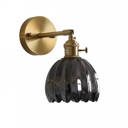Lampa ścienna retro w kształcie tulipana — kinkiet ze szklanym kloszem i złotym wykończeniem | Norivo Norivo