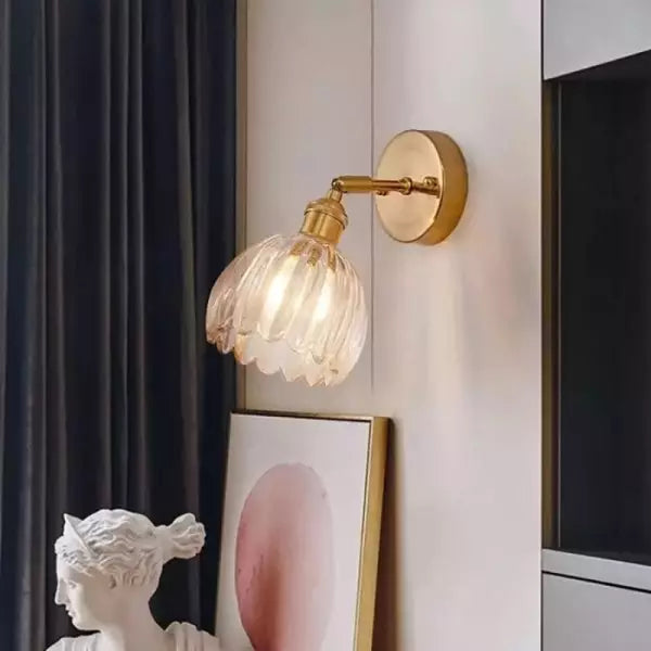 Lampa ścienna retro w kształcie tulipana — kinkiet ze szklanym kloszem i złotym wykończeniem | Norivo Norivo