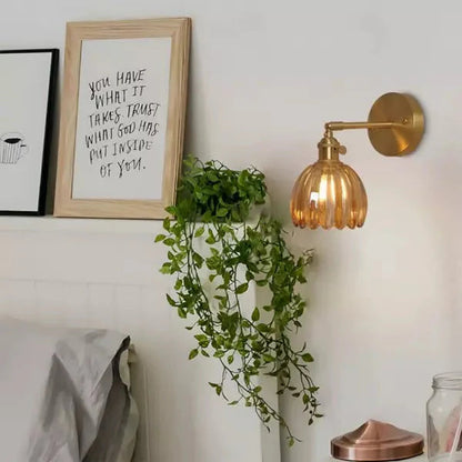 Lampa ścienna retro w kształcie tulipana — kinkiet ze szklanym kloszem i złotym wykończeniem | Norivo Norivo