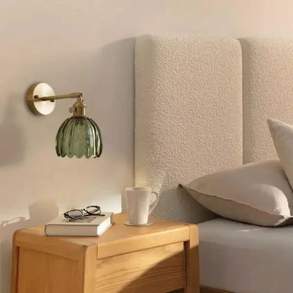 Lampa ścienna retro w kształcie tulipana — kinkiet ze szklanym kloszem i złotym wykończeniem | Norivo Norivo