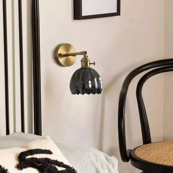 Lampa ścienna retro w kształcie tulipana — kinkiet ze szklanym kloszem i złotym wykończeniem | Norivo Norivo