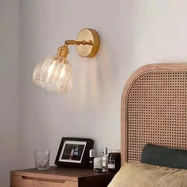 Lampa ścienna retro w kształcie tulipana — kinkiet ze szklanym kloszem i złotym wykończeniem | Norivo Norivo