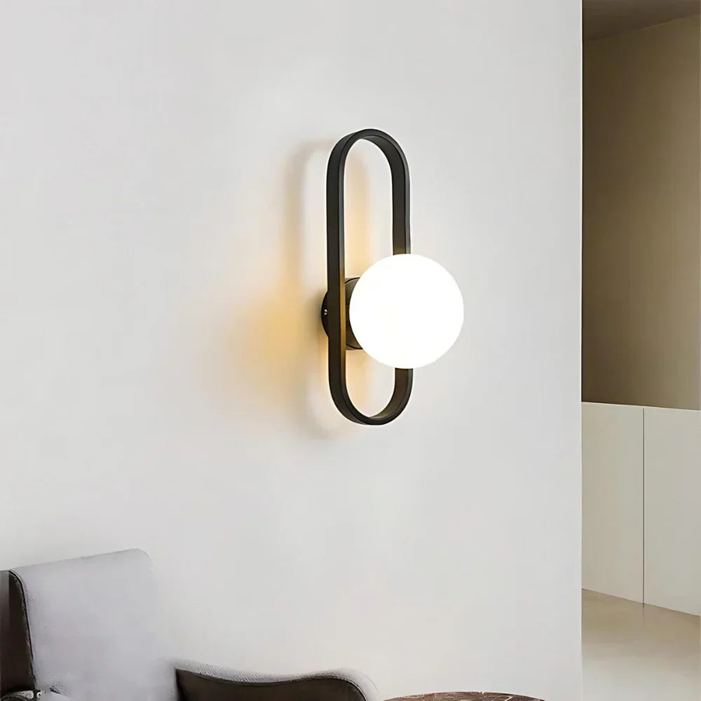 Nowoczesny kinkiet — lampa ścienna z kulą z mlecznego szkła, geometryczna rama | Norivo Norivo