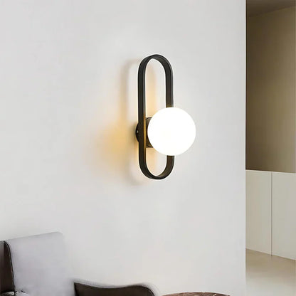 Nowoczesny kinkiet — lampa ścienna z kulą z mlecznego szkła, geometryczna rama | Norivo Norivo