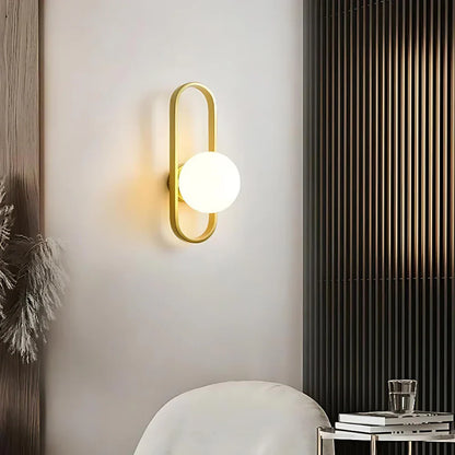 Nowoczesny kinkiet — lampa ścienna z kulą z mlecznego szkła, geometryczna rama | Norivo Norivo
